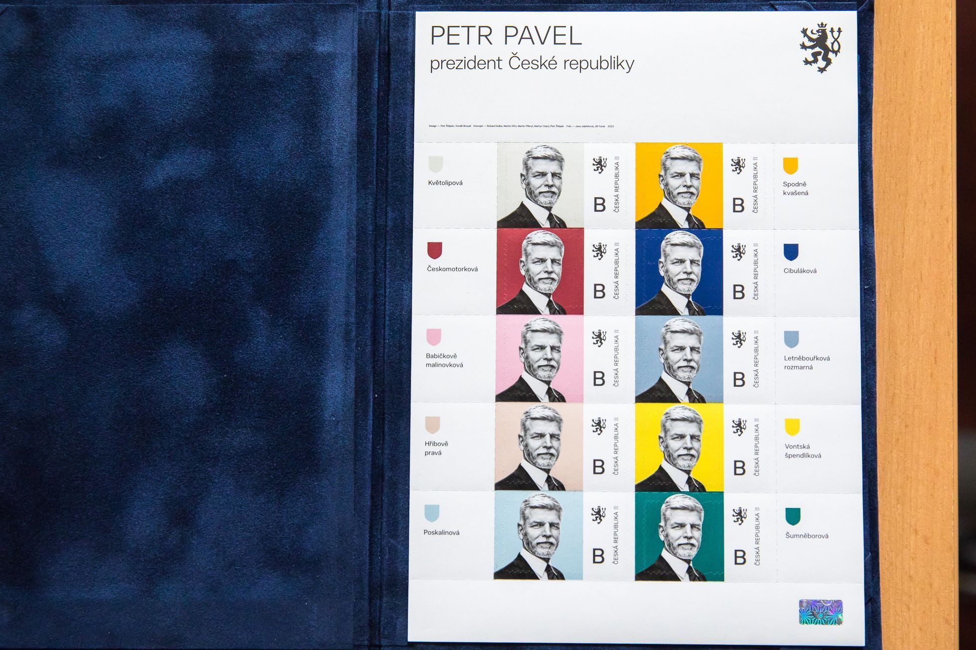 Prezident Petr Pavel odhalil svou oficiální známku a prezidentský portrét na Smíchovské střední průmyslové škole a gymnáziu