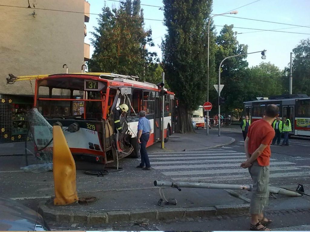 Nehoda tramvaje a trolejbusu v Brně