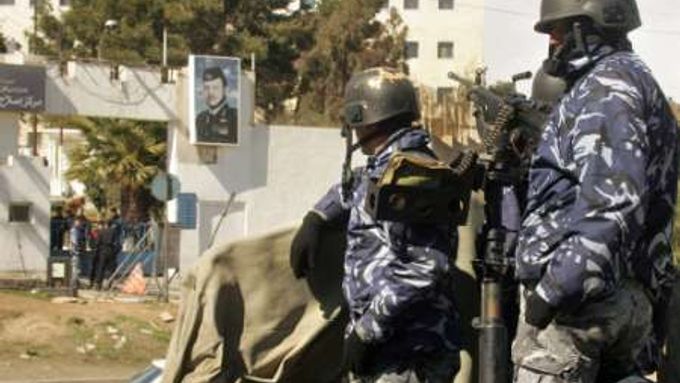 Vězni největší jordánského nápravního zařízení naopak zajali velitele věznic a šest policistů