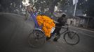 A man transports garlands of marigold flowers on a trishaw along the banks of the Ganges river ahead of the "Kumbh Mela" (Pitcher Festival), in the northern Indian city of Allahabad January 11, 2013. During the festival, Hindus take part in a religious gathering on the banks of the river Ganges. "Kumbh Mela" will return to Allahabad in 12 years. REUTERS/Ahmad Masood (INDIA - Tags: RELIGION) Published: Led. 11, 2013, 10:26 dop.