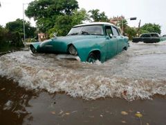 Povodně před přicházejícím hurikánem zasáhly i kubánskou Havanu