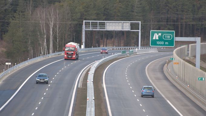 Na dálnicích se kvůli koronaviru pohybuje méně automobilů (ilustrační foto).
