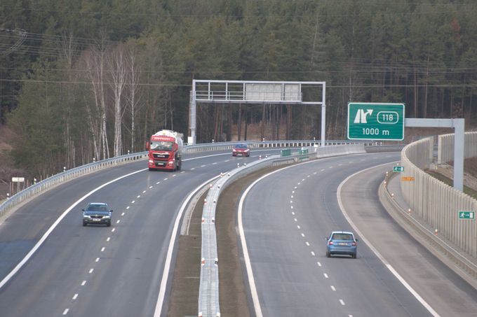 Ředitelství silnic a dálnic otevřelo téměř 11 kilometrů dlouhý úsek dálnice D3 mezi Ševětínem a Borkem u Českých Budějovic.