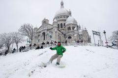 Zasněžený Montmartre v Paříži se změnil ve sjezdovku. Lyžaře vyháněli policisté