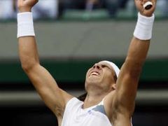 Rafael Nadal se ve Wimbledonu raduje z výhry v pětisetové bitvě nad Robinem Söderlingem.