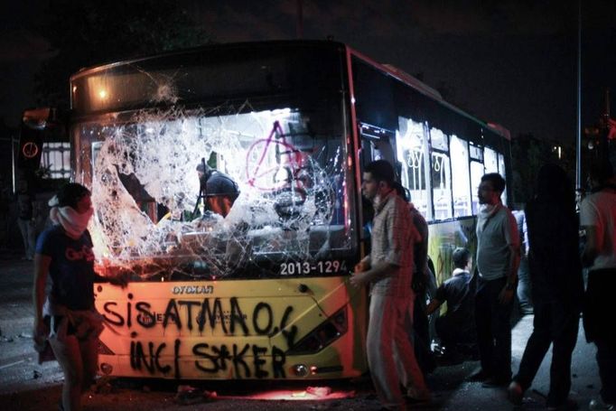 Demonstrace na istanbulském náměstí Taksím očima tureckého fotografa