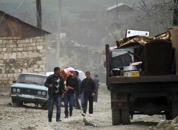 Obyvatelé vesnice Tališ v Náhorním Karabachu opuštějí své domovy.