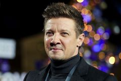 "Nechtěl jsem se vrátit, byl jsem naštvaný," říká o své záchraně Jeremy Renner
