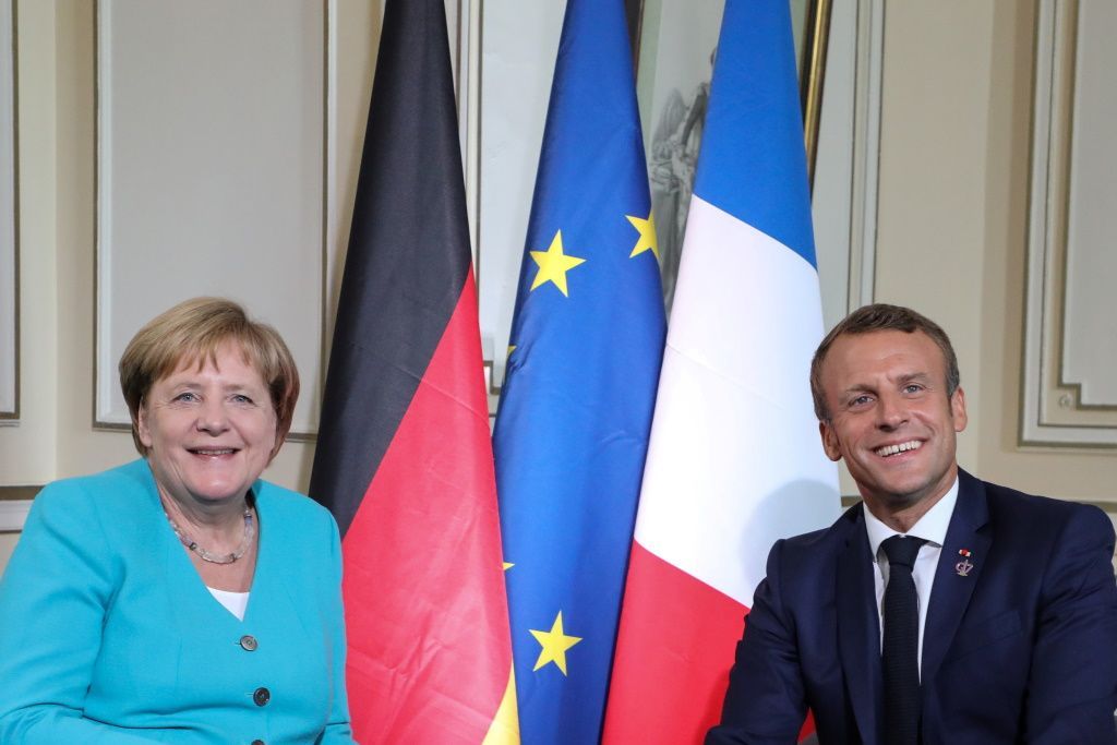 Merkelová a Macron v Biarritzu
