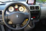 Pracoviště řidiče osobní verze Peugeotu Expert vypadá díky světlému pozadí přístrojů a vestavěné navigaci až téměř luxusně