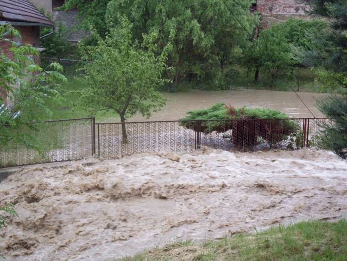 Lokální záplavy na Rychnovsku z 27. května 2014. Postihly například obce Lhoty u Potštejna, Borovnice nebo Přestavlky.