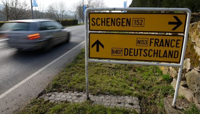 Dopravní cedule s nápisem Schengen, automobil, ilustrační foto