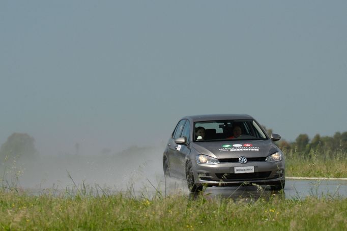 Stefano Modena za volantem vozu se značkovými pneumatikami.