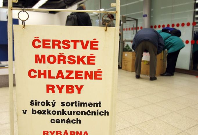 Podle ředitele libereckého Teska Bohumila Ženatého nesplňuje OD Ještěd nároky současných zákazníků a jeho uzavření je tedy zcela na místě. "Prodejní plochy jsou anomálně členité, sortiment roztříštěný, obrovskou bariérou je parkoviště jen s 56 místy, komplikovaný a leckdy nebezpečný je i pohyb vozíčkářů a kočárků. Problémy pociťujeme denně," uvedl Ženatý. (Právo, 27. března 2007)