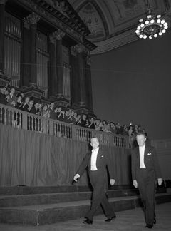 Tenorista Peter Pears a skladatel Benjamin Britten po recitálu v pražském Rudolfinu, duben 1964.