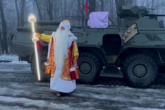 Děda Mráz se zjevil u hranic s Ukrajinou. Zakuklení Rusové s ním sehráli divadlo