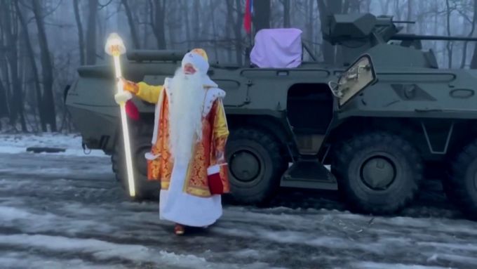 U ukrajinských hranic se zjevil Děda Mráz. Zakuklení Rusové s ním sehráli divadlo.