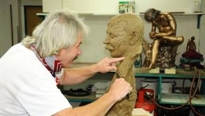 Akademický sochař Jiří Gdovín pracuje na hliněném modelu busty Vlasty Buriana