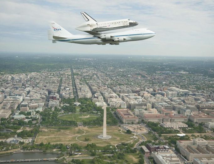 Discovery naposledy nad Washingtonem. Tentokrát na hřbetě letadla.