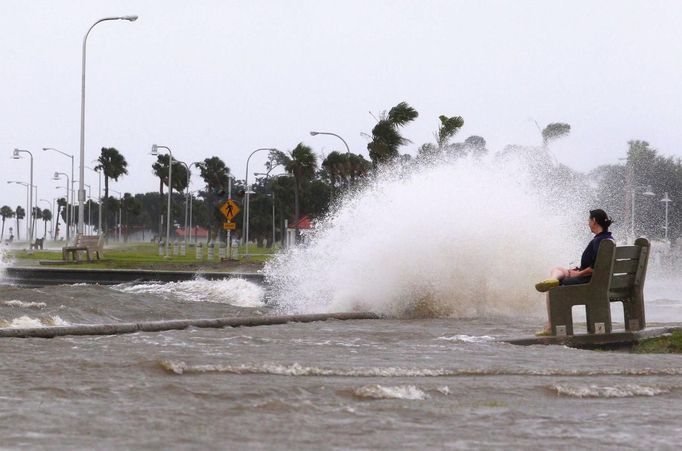 New Orleans resident Diana Whipple watches waves crash on the shore of Lake Pontchartrain as Tropical Storm Isaac approaches New Orleans, Louisiana, August 28, 2012. Tropical Storm Isaac was near hurricane force as it bore down on the U.S. Gulf Coast on Tuesday and was expected to make landfall in the New Orleans area seven years after it was devastated by Hurricane Katrina. REUTERS/Jonathan Bachman (UNITED STATES - Tags: ENVIRONMENT DISASTER TPX IMAGES OF THE DAY) Published: Srp. 28, 2012, 2:29 odp.