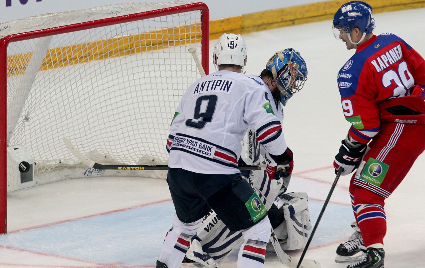 KHL, 6. finále, Lev-Magnitogorsk: Niko Kapanen (39) - Viktor Antipin