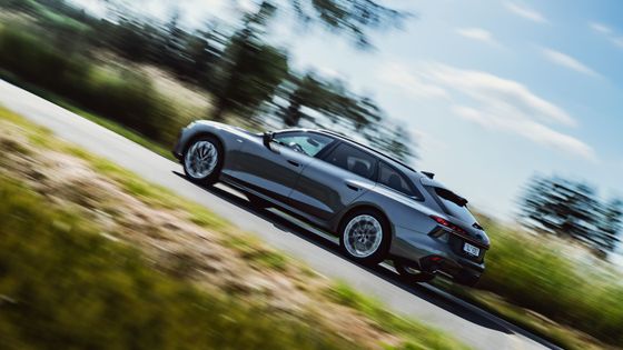 Redukovaný design i kufr. První jízda s novou generací Audi A6 Avant v Česku