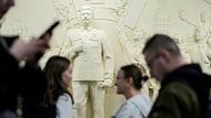 Nástěnný reliéf ve stanici Taganskaja zobrazuje Stalina na Rudém náměstí, obklopeného obdivujícími sovětskými občany. Jde o rekonstrukci monumentu, který byl na stejném místě odhalen už v roce 1950, tři roky před Stalinovou smrtí. Původní socha se v roce 1966 při přestavbě stanice "ztratila".