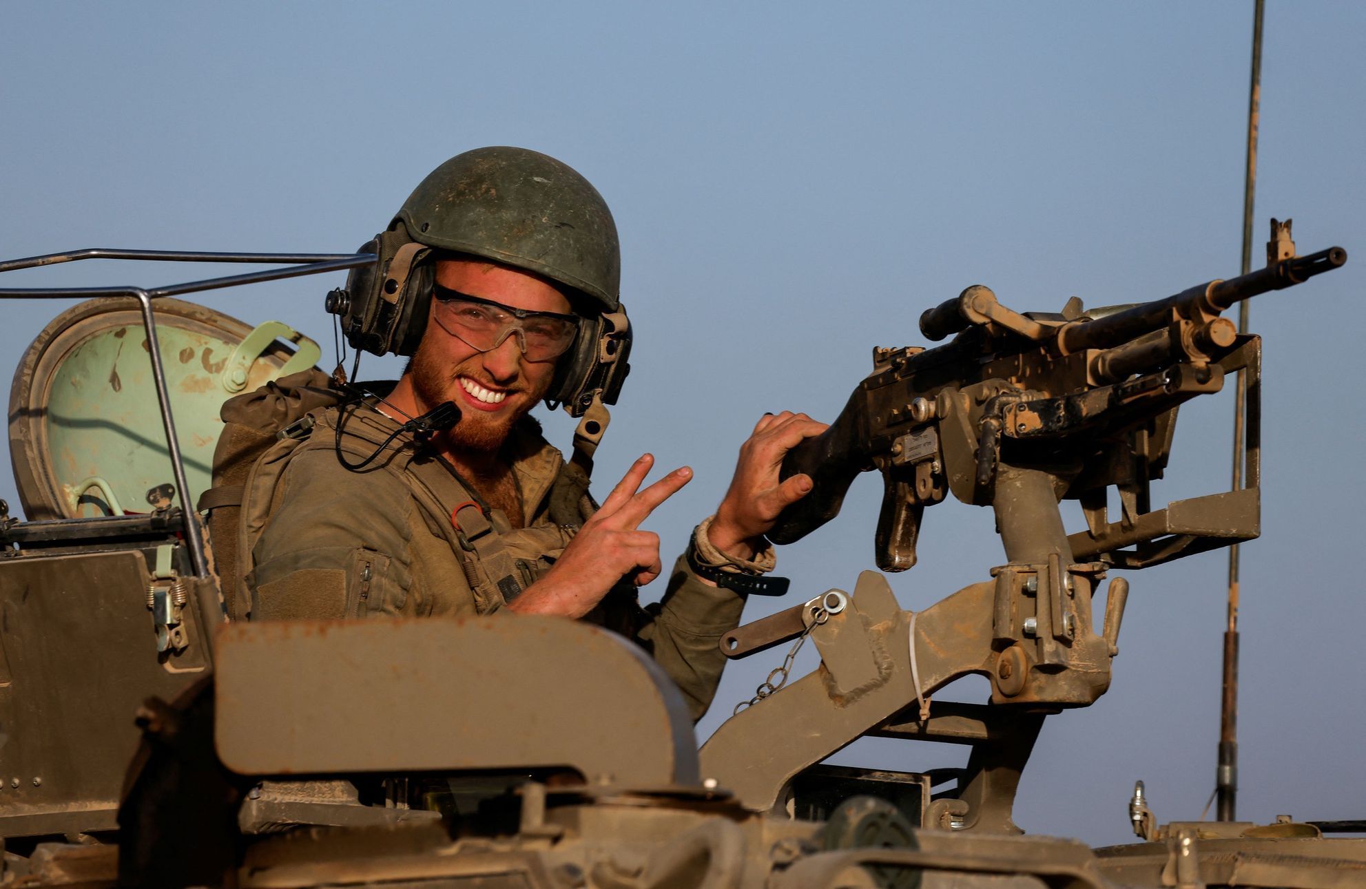 Izraelský voják, opouštějící po začátku příměří Pásmo Gazy.