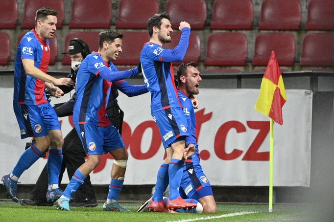 Hráči Viktorie slaví gól v zápase 21. kolo první ligy Sparta - Plzeň.