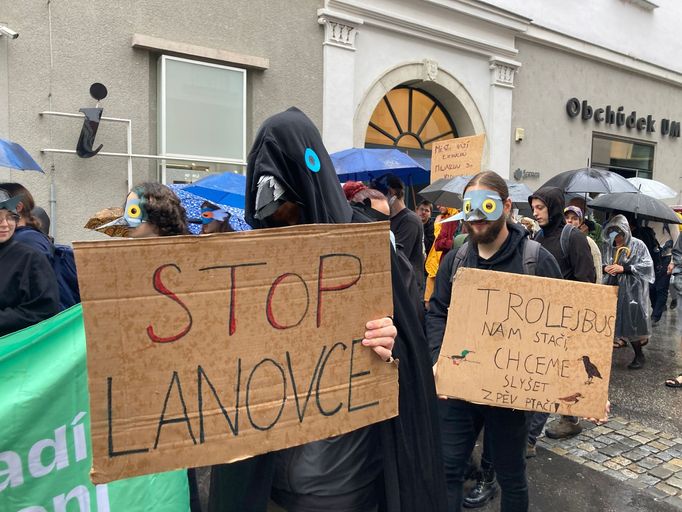 Fotografie z protestu proti chystané lanovce na brněnský kampus