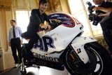 ... tento týden představil svůj nový stroj, s nímž vstoupí do své premiérové sezony v nejtěžší kategorii MotoGP.