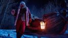 David Harbour jako Santa Claus.