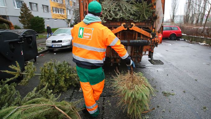 Foto: Symboly Vánoc u popelnic. Popeláři čistí město od stromků, bude z nich štěpka