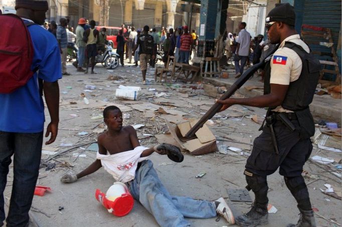 Jan Šibík: Rabování a násilí po zemětřesení, Port-eu-Prince, Haiti, leden 2010 (série)