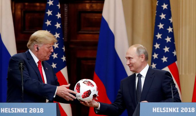 Donald Trump a Vladimir Putin se sešli na summitu v Helsinkách.