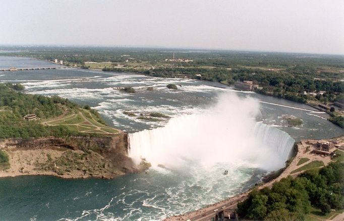 Niagarské vodopády z kanadské strany.