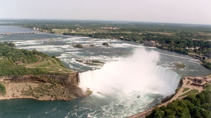 Muž přežil pád do Niagarských vodopádů. Na příjezd policie vyčkal na jednom z kamenů