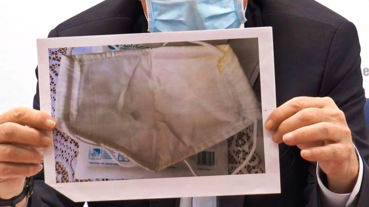 "Vypadaly jako 200 let staré." Roušky z Číny byly znečištěné, kraj je vrátí vnitru
