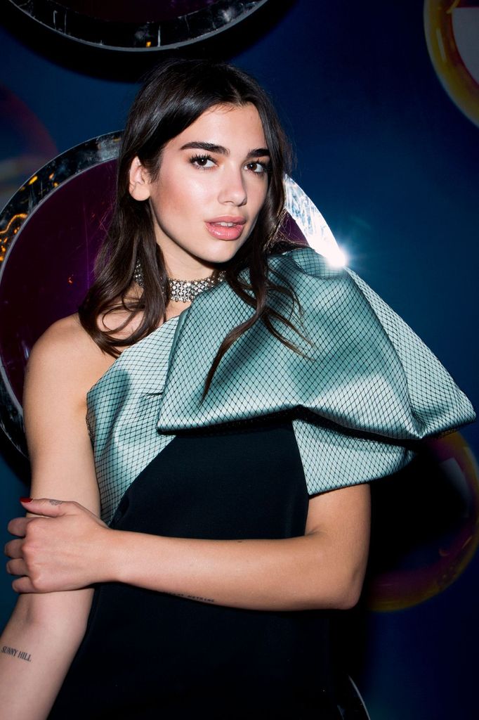 Dua Lipa na snímku švédské televize z roku 2016.