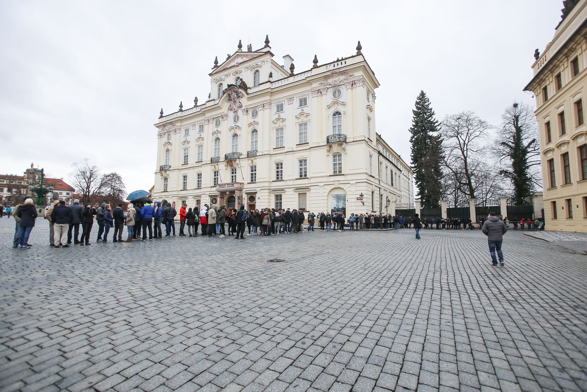 Miloš Zeman oznámil kandidaturu na prezidenta - jeho TK, aktivisté před Hradem