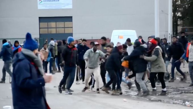 Ve francouzském přístavu Calais se odehrála drsná bitka migrantů