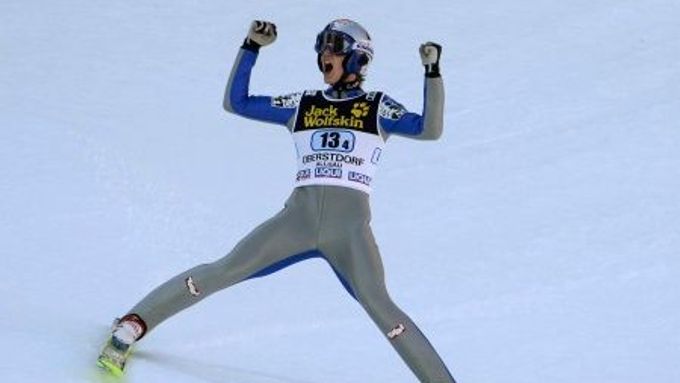 Rakušan Gregor Schlierenzauer se raduje po svém pokusu na MS v letech na lyžích v Oberstdorfu.