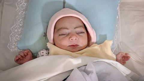 Dívenku zasáhly po porodu 2 kulky, hrozila jí amputace. Raději ať zemře, prosil otec