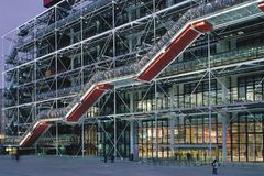 Centre Pompidou se zavírá. Budova s obnaženými vnitřnostmi znovu otevře za pět let