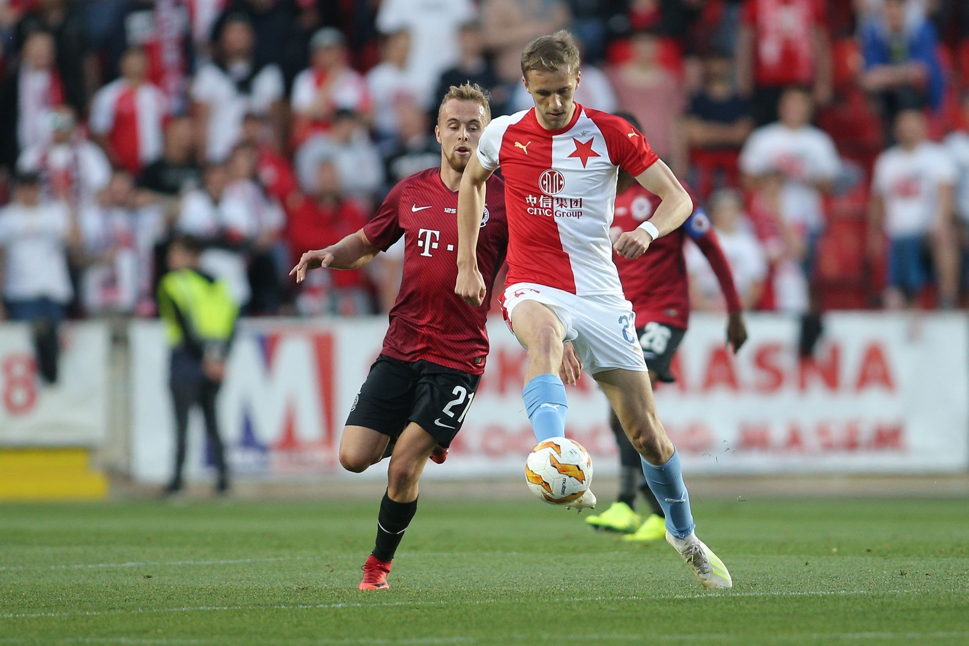 Semifinále MOL Cupu 2018/19, Slavia - Sparta: Tomáš Souček (u míče) a Martin Hašek