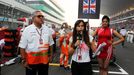 Vijay Mallya, šéf stáje Force India, s půvabnou katalánskou komentátorkou.