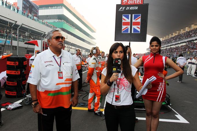 Vijay Mallya, šéf stáje Force India, s půvabnou katalánskou komentátorkou.