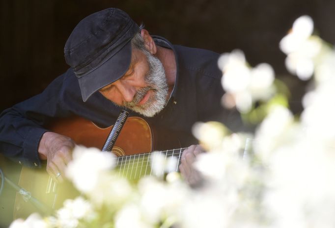 Písničkář Karel Vepřek.