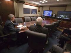 Bush hovoří během videokonference s iráckým premiérem Núrím Malikím.