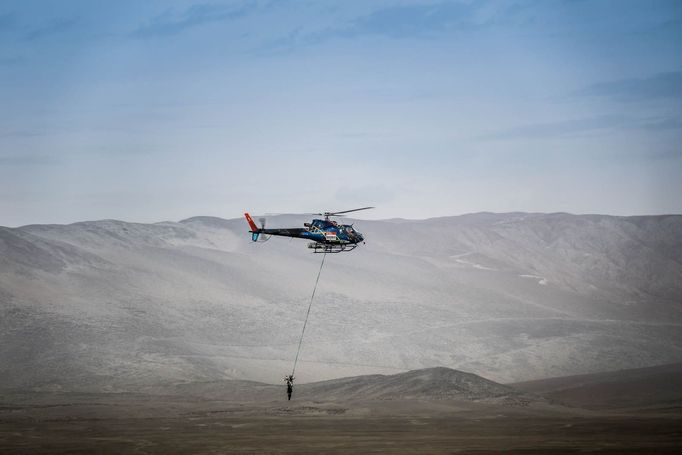 Rallye Dakar 2018: vrtulník s motorkou